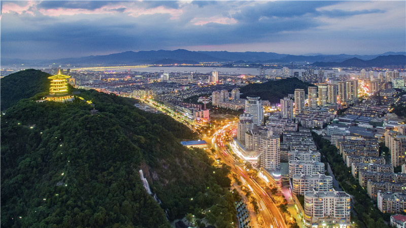 臺(tái)州新春第一會(huì)，3位企業(yè)家坐主席臺(tái)，書記到臺(tái)前為他們頒獎(jiǎng)