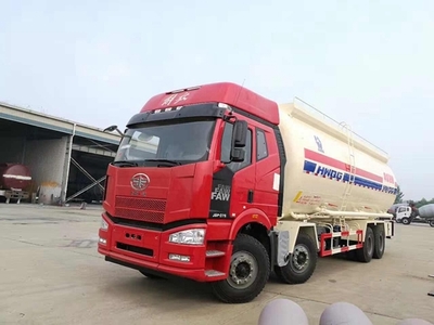 東風(fēng)后雙橋粉粒物料車(chē)與30噸散裝水泥車(chē)廠家報(bào)價(jià)分析